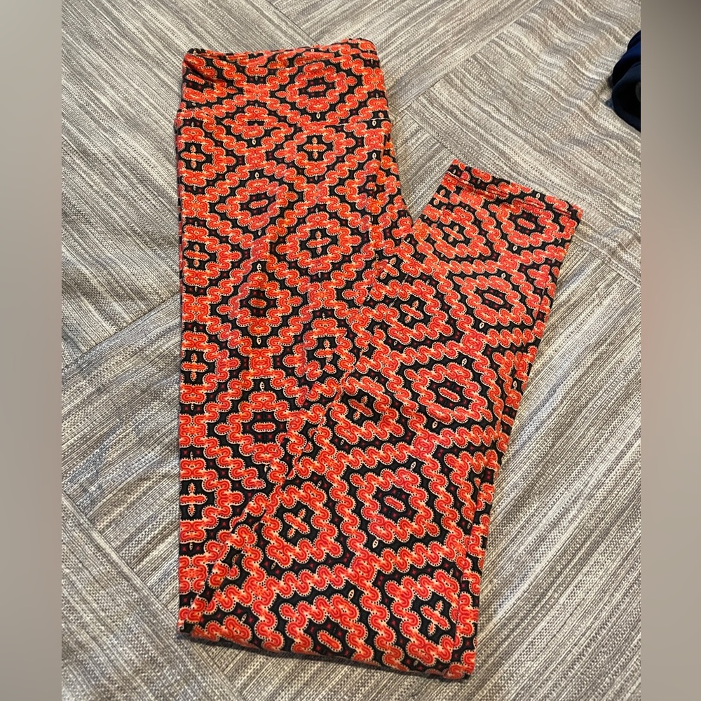 LuLaRoe red with blue design leggings, tall & curvy